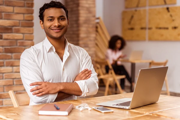 Schöner afroamerikanischer Mann arbeitet — Stockfoto