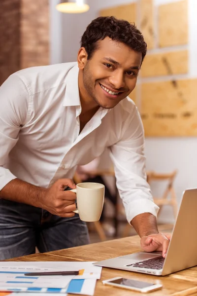 Hombre afroamericano guapo trabajando — Foto de Stock