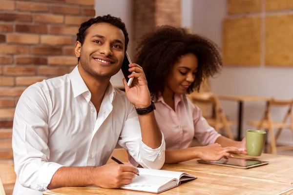 Attraktives afroamerikanisches Paar arbeitet — Stockfoto