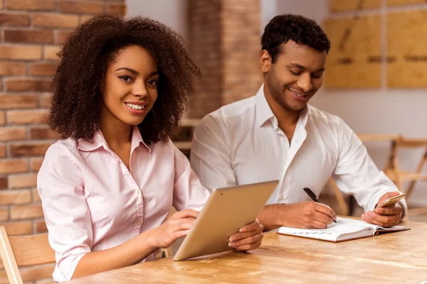 Atraente casal afro-americano trabalhando — Fotografia de Stock