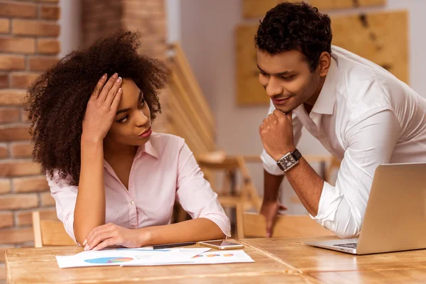 Attraktives afroamerikanisches Paar arbeitet — Stockfoto