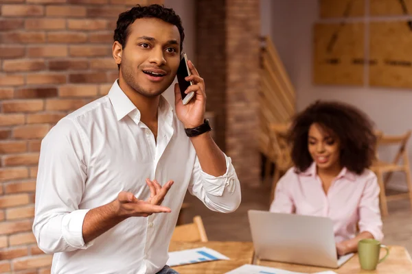 Attraktives afroamerikanisches Paar arbeitet — Stockfoto