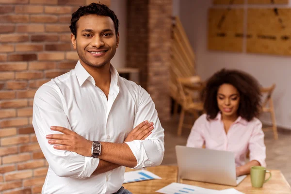 Atractiva pareja afroamericana trabajando — Foto de Stock