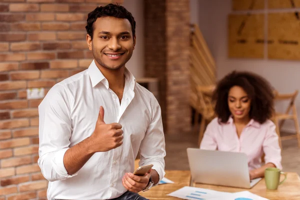 Atractiva pareja afroamericana trabajando — Foto de Stock