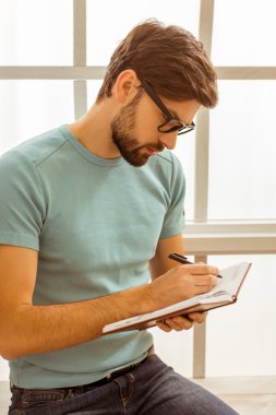 kitap ile yakışıklı adam
