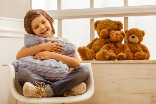 Kleine jongen poseren — Stockfoto