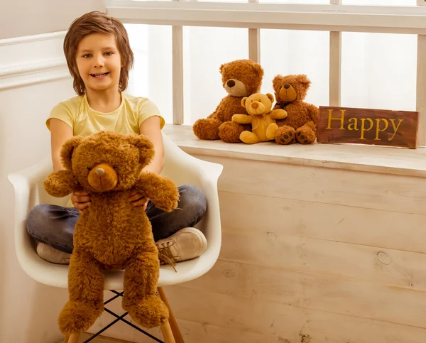 Niño pequeño con osito de peluche — Foto de Stock