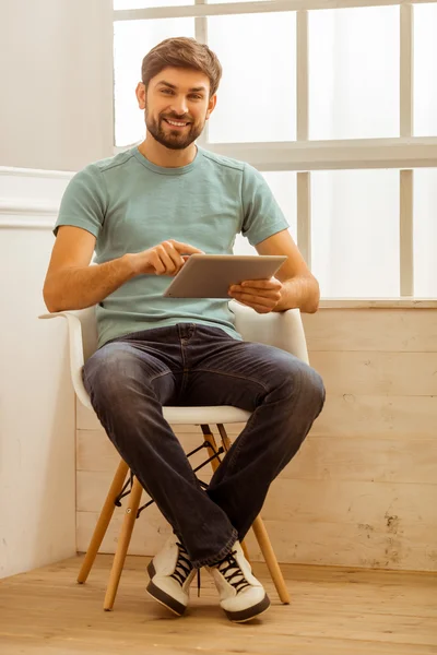 Schöner Mann mit Gadget — Stockfoto