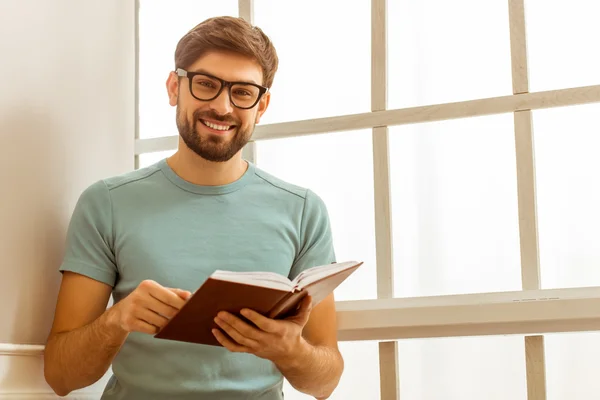 Hombre guapo con libro —  Fotos de Stock