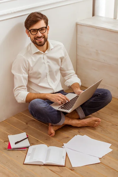 Hombre de negocios guapo con gadget —  Fotos de Stock