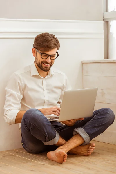 Bello uomo d'affari con gadget — Foto Stock