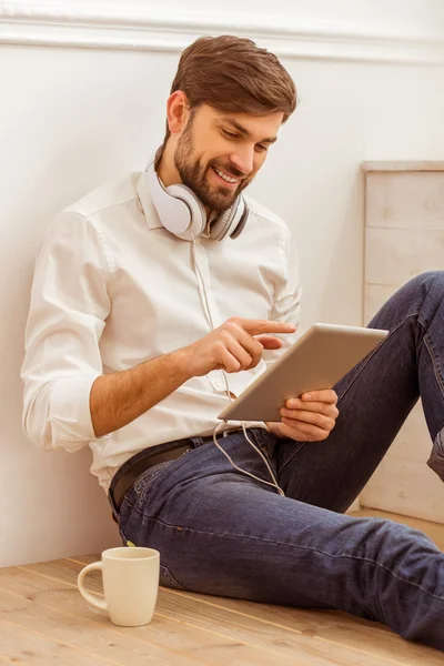 Bello uomo d'affari con gadget — Foto Stock