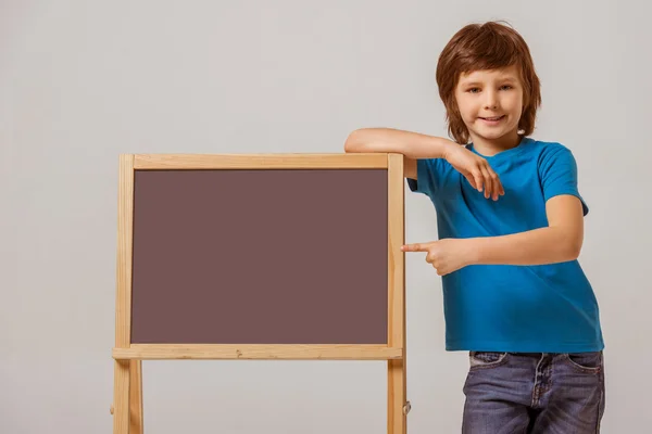 Fröhlicher kleiner Junge — Stockfoto