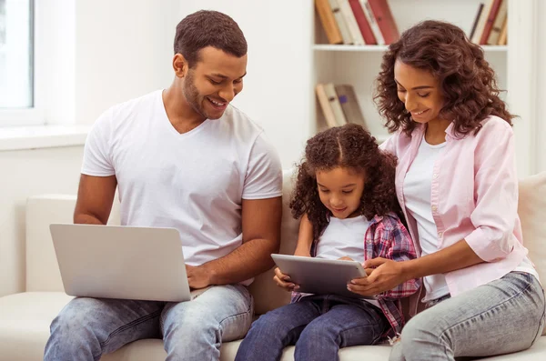 Familia afro-americana feliz — Foto de Stock