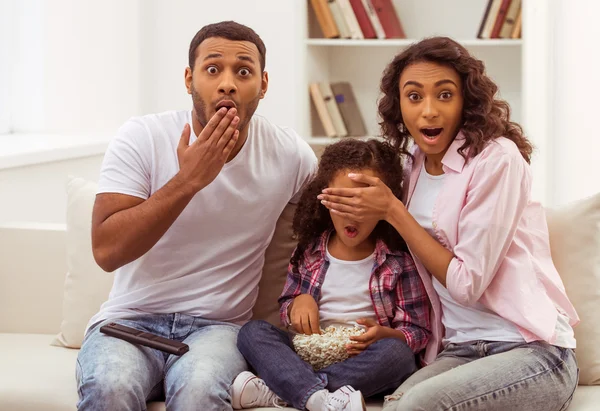 Glückliche afroamerikanische Familie — Stockfoto