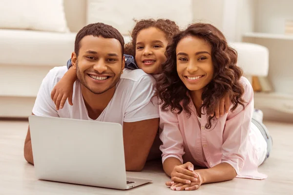 Familia afro-americana feliz —  Fotos de Stock