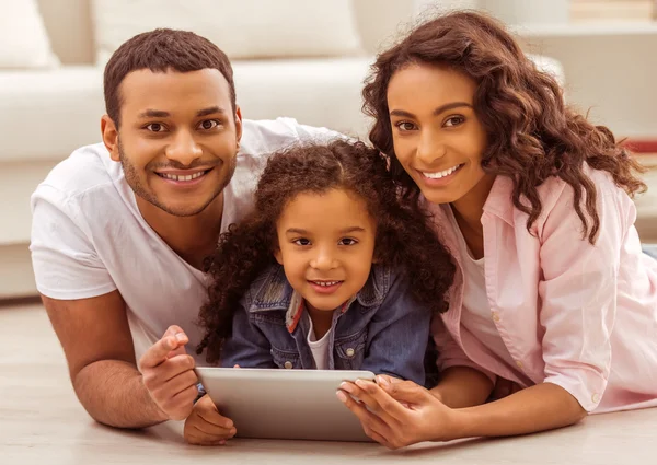 Familia afro-americana feliz — Foto de Stock