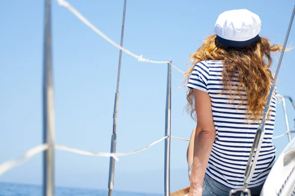 Jonge vrouw op de boot — Stockfoto