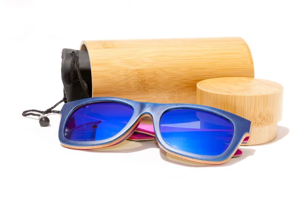 Zestaw drewniane niebieskie okulary przeciwsłoneczne — Zdjęcie stockowe