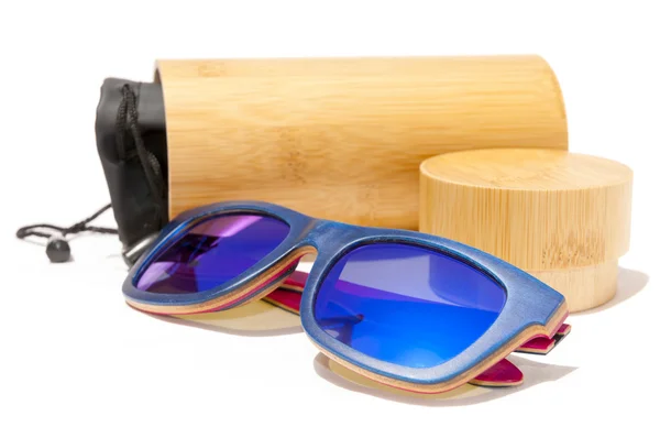 Zestaw drewniane niebieskie okulary przeciwsłoneczne — Zdjęcie stockowe