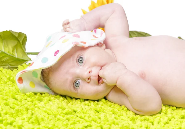 Gadis kecil yang cantik di karpet hijau — Stok Foto