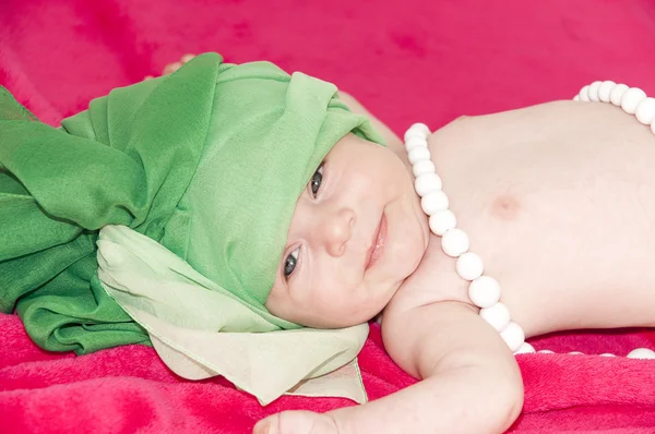 Weinig meisje van de baby van de smiley op rode deken — Stockfoto