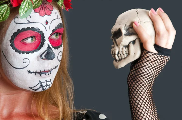 Chica con máscara de maquillaje de Calavera Mexicana. Halloween —  Fotos de Stock