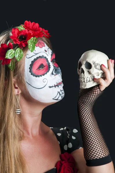 Chica con máscara de maquillaje de Calavera Mexicana. Halloween — Foto de Stock