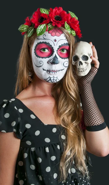 Chica con máscara de maquillaje de Calavera Mexicana. Halloween — Foto de Stock