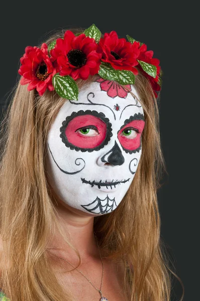 Chica con máscara de maquillaje de Calavera Mexicana. Halloween — Foto de Stock