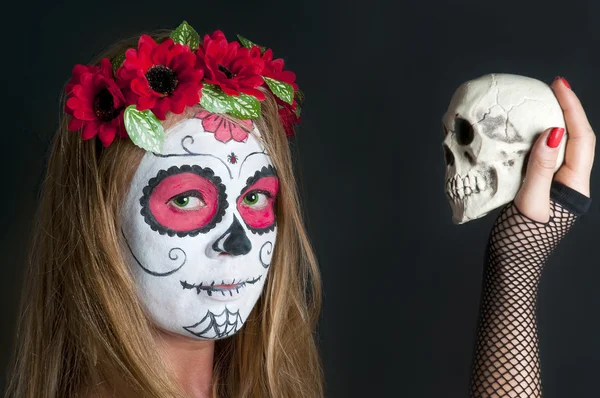 Chica con máscara de maquillaje de Calavera Mexicana. Halloween — Foto de Stock