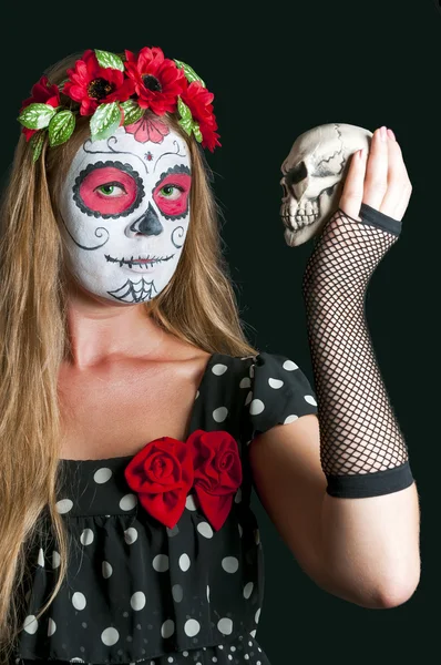 カラベラ メキシカーナ化粧マスクを持つ少女。ハロウィーン — ストック写真