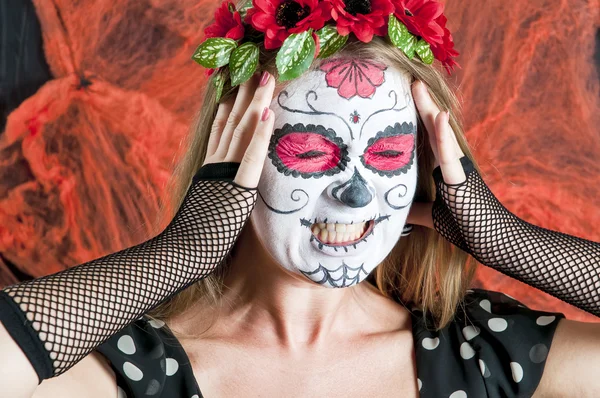 カラベラ メキシカーナ化粧マスクを持つ少女。ハロウィーン — ストック写真