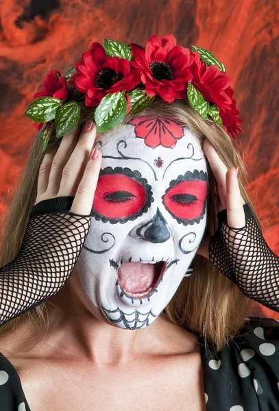 Chica con máscara de maquillaje de Calavera Mexicana. Halloween —  Fotos de Stock