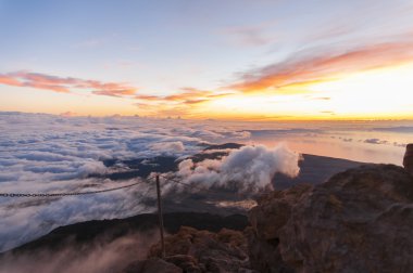 Volkan Teide zirvesinde gündoğumu. Tenerife