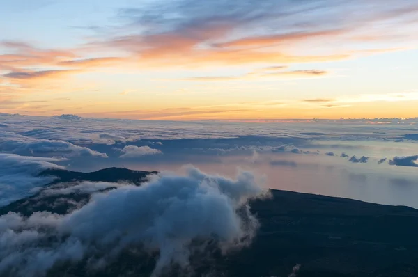 Salida del sol en el pico del volcán Teide. Tenerife — Foto de Stock