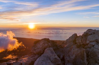 Volkan Teide zirvesinde gündoğumu. Tenerife