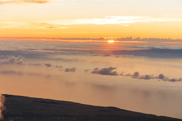 Salida del sol en el pico del volcán Teide. Tenerife — Foto de Stock