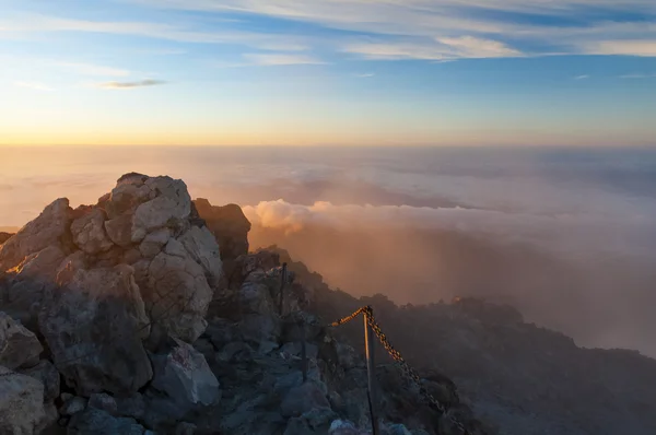 Salida del sol en el pico del volcán Teide. Tenerife — Foto de Stock