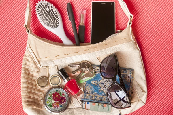 Contenido de una bolsa femenina —  Fotos de Stock