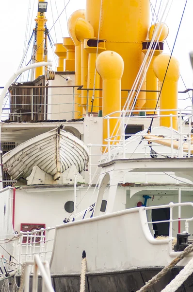 Antiguo barco con una máquina de vapor — Foto de Stock