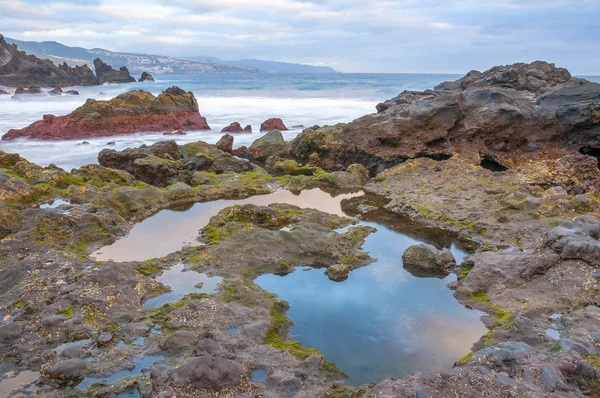 Salida del sol en la playa volcánica de arena negra. Tenerife — Foto de Stock