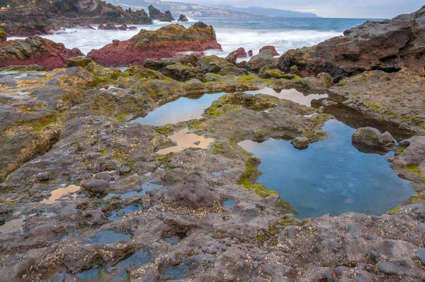 Nascer do sol na praia vulcânica de areia preta. Tenerife — Fotografia de Stock