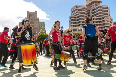Grup davulcular karnaval Tenerife 2015 tarihinde