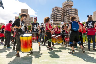Grup davulcular karnaval Tenerife 2015 tarihinde