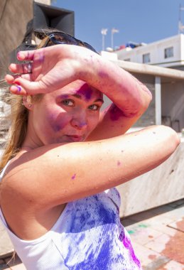 Hint festival Holi genç güzel kadın