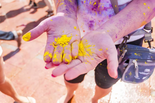Colorful hands in the indian festival Holi — Stock Photo, Image