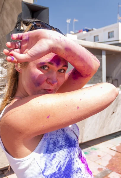 Young pretty woman in the indian festival Holi — Stock Photo, Image