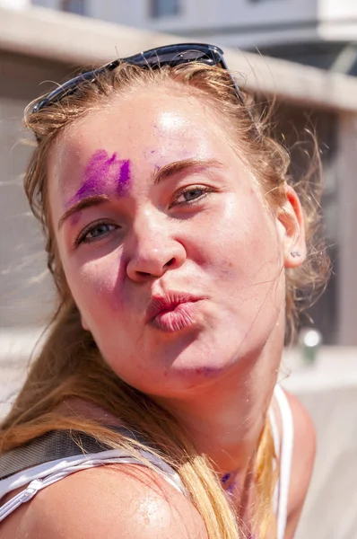 Young pretty woman in the indian festival Holi — Stock Photo, Image