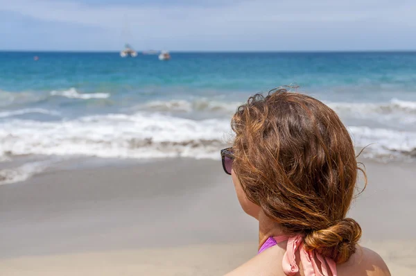 Ragazza guardando la spiaggia selvaggia di Tenerife — Foto Stock